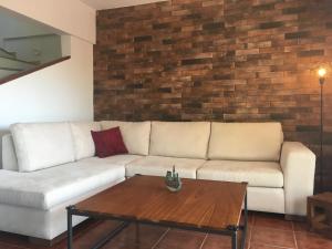 Posezení v ubytování Villa Christina with private pool in Saronida, near stunning beaches, Athens airport & Sounio