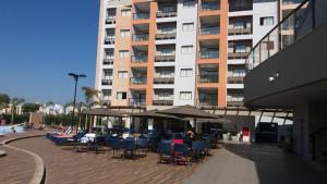 un bâtiment avec des chaises et des parasols devant un bâtiment dans l'établissement Alta Vista Thermas Resort, à Caldas Novas