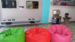 deux poufs verts et rouges dans une pièce dans l'établissement Alta Vista Thermas Resort, à Caldas Novas