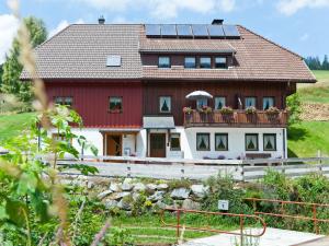 una casa con paneles solares encima en Haus Keller Ferienwohnungen en Todtnauberg