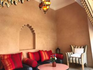 sala de estar con sofá y mesa en Riad AKL en Marrakech
