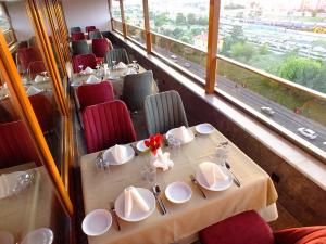 ein Esszimmer mit einem Tisch mit Platten und Blumen in der Unterkunft Lifos Hotel in Kayseri