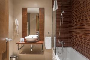a bathroom with a sink and a bath tub at Pierre & Vacances Andorra Bordes d’Envalira in Bordes d´Envalira 