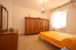 a bedroom with a bed and a wooden cabinet at Appartamento al mare a Silvi Marina in Silvi Marina