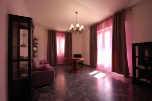 a living room with a table and two windows at Appartamento al mare a Silvi Marina in Silvi Marina