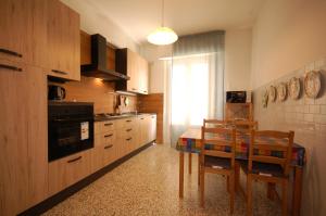 a kitchen with a table and chairs and a window at Appartamento al mare a Silvi Marina in Silvi Marina