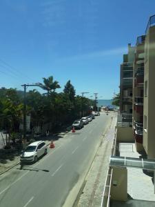 una calle con coches estacionados al costado de la carretera en Apartamento 101, en Itapema