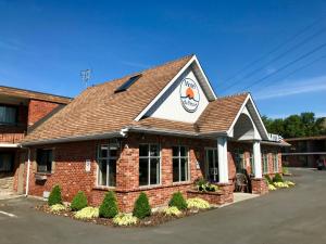 a building with a sign on the front of it at Motel Du Fleuve in Brossard