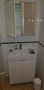 Un baño con un lavabo blanco y un inodoro. en SLEEP TURIA apartamentos, en Casinos