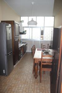 een keuken met een tafel en een keuken met een koelkast bij Artemisia in Catania