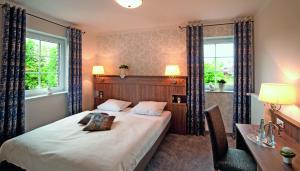 Un pat sau paturi într-o cameră la Hotel Restaurant Zum Heidekrug