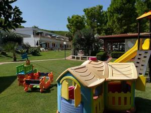 Residence Olimpia في بيسكيتشي: مجموعة من معدات ملعب الأطفال في ساحة