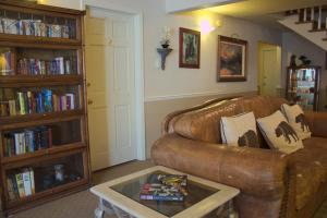 uma sala de estar com um sofá de couro e uma mesa de centro em Black Bear Manor em Ouray