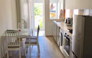 cocina con mesa, mesa y sillas en BodenSEE Apartment Allensbach FEWO 2, en Allensbach