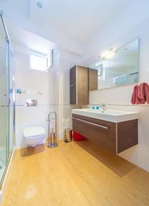 y baño con aseo, lavabo y espejo. en Apartments & Rooms Orlando, en Dubrovnik