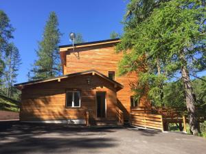 una pequeña casa de madera con un árbol en Chalet Utopia, en Valberg