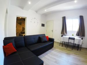 - un salon avec un canapé et une table dans l'établissement Apartamentos Ainara, à Santa Cruz de Tenerife