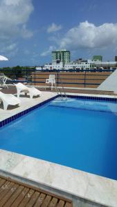 una gran piscina azul en la parte superior de un edificio en Sonia Flats Tambaú - Flat com vista mar na Orla de João Pessoa, en João Pessoa