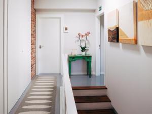 a hallway with a green table and a door at el gran sueño Boutique Hotel & Apartamentos - Adults Only in Pintueles