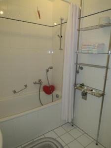 エアフルトにあるApartmentのバスルーム(シャワー、バスタブ、シャワー付)が備わります。