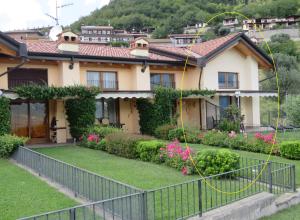 een huis met een hek ervoor bij Maisonette Caterina in Tremosine Sul Garda