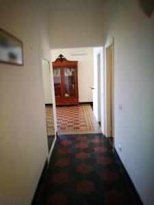 un corridoio vuoto con una stanza con un piano di Casa Belsito a Corniglia