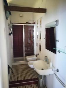 bagno con 2 servizi igienici, lavandino e doccia di Casa Belsito a Corniglia
