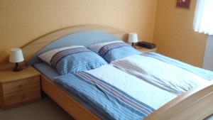 SandebeckにあるHaus am Teutoburgerwaldのベッド(青いシーツ、枕2つ付)