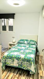 ein Schlafzimmer mit einem Bett mit einer Decke darauf in der Unterkunft Estupendo Preciosas Vistas in Alicante