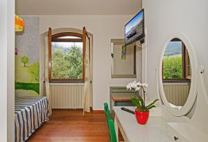ein Krankenhauszimmer mit einem Bett und einem Tisch in der Unterkunft La Casa Gialla in Montignoso