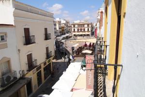 ロンダにあるCasa Galánの建物のバルコニーから通りの景色を望めます。