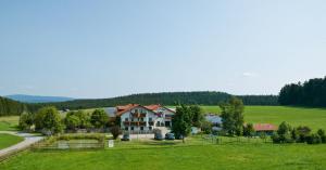 een luchtfoto van een groot huis in een veld bij Ferienhof "Schoppa-Haisl" in Sonnen