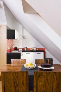 uma cozinha com uma mesa com uma taça de fruta em Apartament Senatorski em Kazimierz Dolny