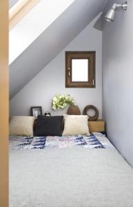 a bedroom with a bed with a mirror on the wall at Apartament Senatorski in Kazimierz Dolny