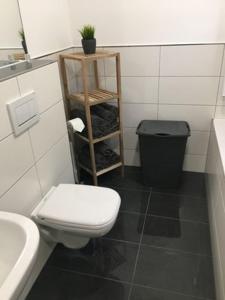 baño con aseo y cubo de basura en Zimmervermietung Hofmeister, en Heilbad Heiligenstadt