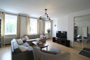 salon z 2 kanapami i telewizorem w obiekcie Two-Bedroom Kalamaja Apartment w Tallinnie
