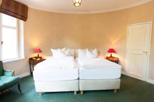 Postel nebo postele na pokoji v ubytování Schlosshotel Villa Westerberge