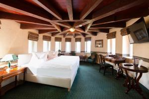 Postel nebo postele na pokoji v ubytování Schlosshotel Villa Westerberge