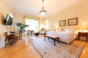 Postel nebo postele na pokoji v ubytování Schlosshotel Villa Westerberge