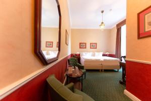 Postel nebo postele na pokoji v ubytování Schlosshotel Villa Westerberge