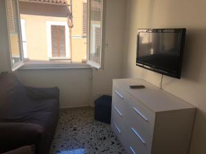 - un salon avec une télévision et une commode dans l'établissement Terni In Centro, à Terni