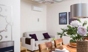 a living room with a white couch and a table at Apartament Rynkowy in Kazimierz Dolny