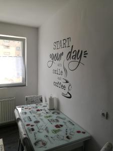 - une chambre avec un lit et un panneau mural dans l'établissement white black rooms, à Hunedoara