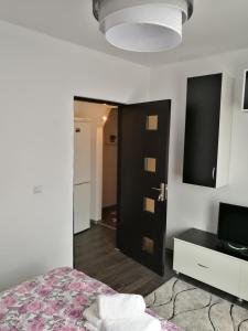 フネドアラにあるwhite black roomsのベッドルーム1室(ベッド1台、黒いドア付)
