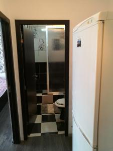 フネドアラにあるwhite black roomsのシャワーとトイレ付きのバスルーム