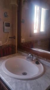 ベナルマデナにあるExcelente habitación en bonita y tranquila casa en Benalmadena puebloのバスルーム(鏡付き白い洗面台付)