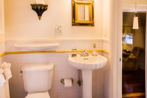 Bilik mandi di Arbor View House Bed and Breakfast +63 gambar
