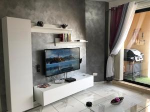 Телевизия и/или развлекателен център в Marsascala Sea View Apartment & Penthouse