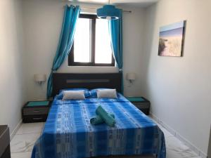 Postel nebo postele na pokoji v ubytování Marsascala Sea View Apartment & Penthouse