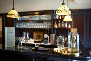eine Bar mit Weingläsern und einem Tresen in der Unterkunft Hotel Fletzinger in Wasserburg am Inn